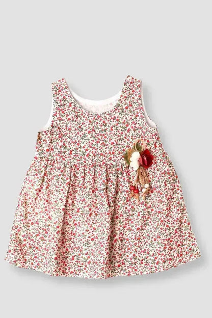 Robe rose romantique avec chapeau élégant