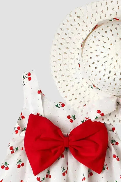 Luxueuse robe rouge cerise avec un chapeau élégant