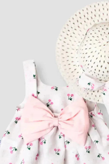 Robe à fleurs cerise avec chapeau élégant