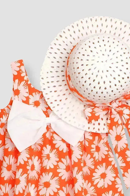 Jolie robe à fleurs orange avec un chapeau élégant