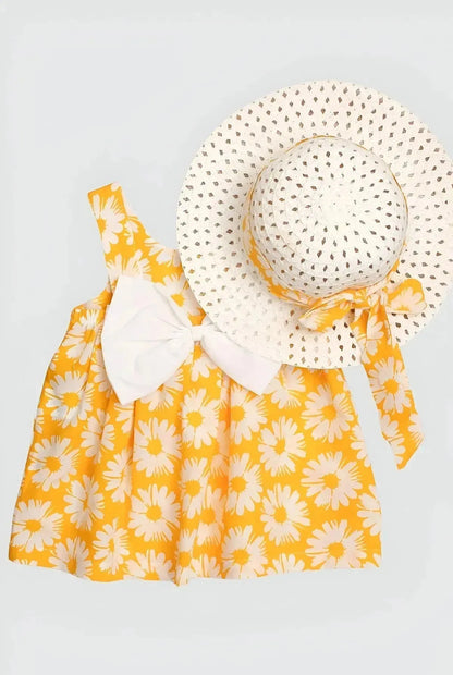 Robe fleurie jaune vif avec chapeau élégant