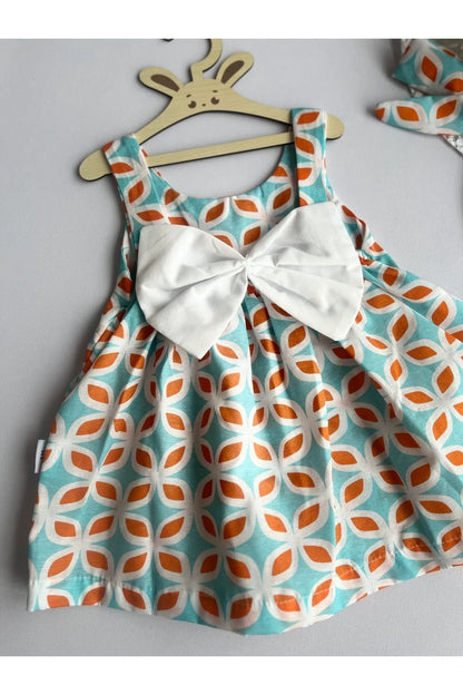 Robe pour fille décorée d'un corsage orange et d'un chapeau élégant