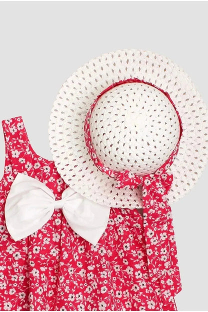 Robe à fleurs rose avec chapeau élégant
