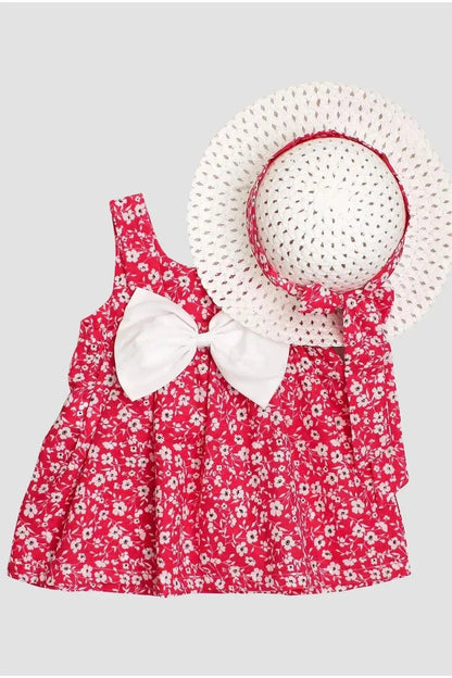 Robe à fleurs rose avec chapeau élégant