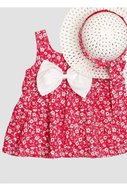 Robe à fleurs rose avec chapeau élégant