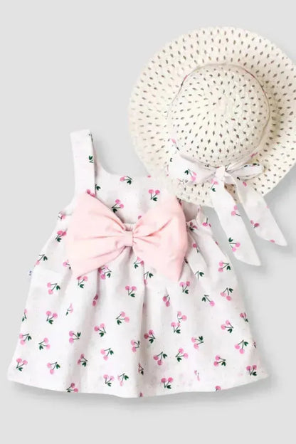 Robe à fleurs cerise avec chapeau élégant